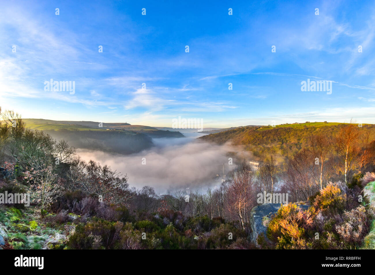 Sunrise & misty Inversion im Calder Valley gesehen von Heptonstall, über Hebden Bridge, Todmorden, Calderdale, West Yorkshire Stockfoto