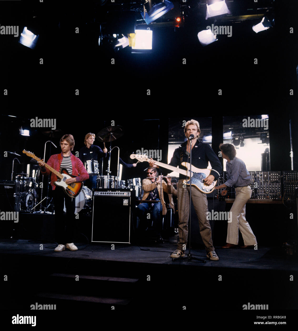 Die Polizei, die Englischen Pop und Rock Band, Sänger, Bass Guitar Player: STING (rechts), bei der Deutschen TV, Video Magic, mit Entertainer Eberhard Schoener, 1980. /Überschrift: Die Polizei Stockfoto