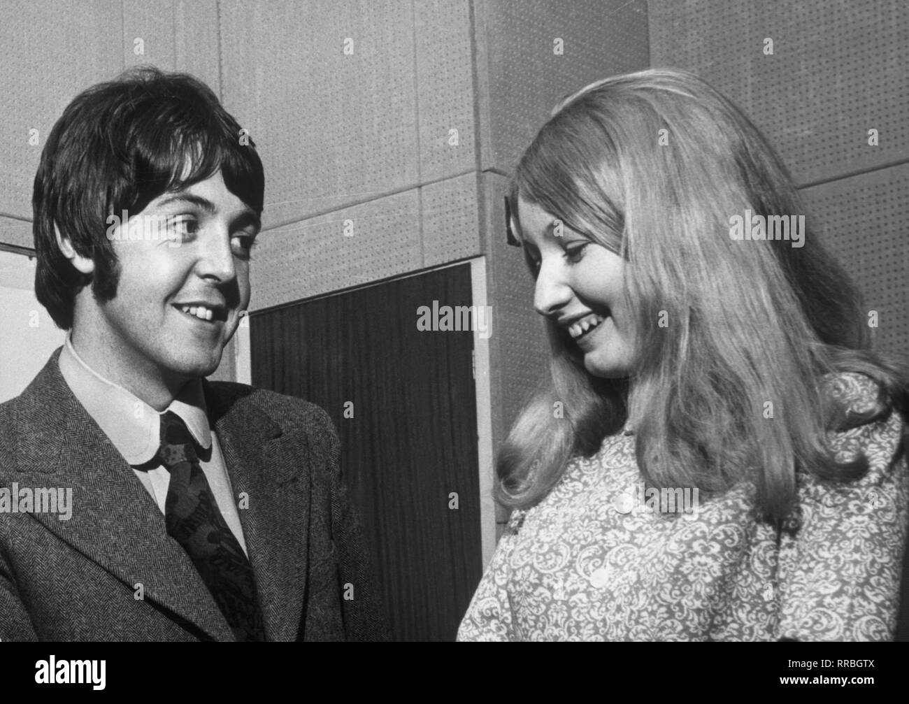 PAUL MCCARTNEY (Geboren am 18. Juni 1942 in Liverpool), englischer Musiker, Komponist, Sänger und Bassist der Beatles. Foto: PAUL MCCARTNEY der Britischen Sängerin Mary Hopkins (1967)/Paul McCartney (geb. 18. Juni 1942 in Liverpool, England), berühmte Musiker, Komponist, Sänger und Bassist der Beatles. /Überschrift: PAUL MCCARTNEY Stockfoto
