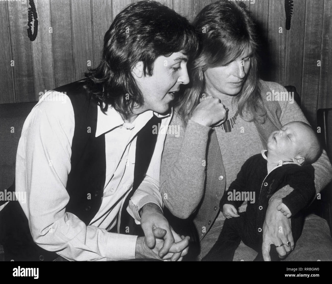 PAUL MCCARTNEY (Geboren am 18. Juni 1942 in Liverpool), englischer Musiker, Komponist, Sänger und Bassist der Beatles. Foto: Paul McCartney mit Linda und Baby Maria (1969)/Paul McCartney (geb. 18. Juni 1942 in Liverpool, England), berühmte Musiker, Komponist, Sänger und Bassist der Beatles. /Überschrift: PAUL MCCARTNEY Stockfoto