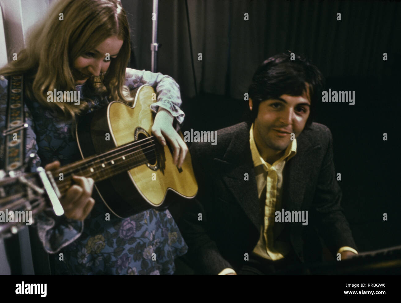 PAUL MCCARTNEY (Geboren am 18. Juni 1942 in Liverpool), englischer Musiker, Komponist, Sänger und Bassist der Beatles. Foto: PAUL MCCARTNEY der Britischen Sängerin Mary Hopkins (1967)/Paul McCartney (geb. 18. Juni 1942 in Liverpool, England), berühmte Musiker, Komponist, Sänger und Bassist der Beatles. /Überschrift: PAUL MCCARTNEY Stockfoto