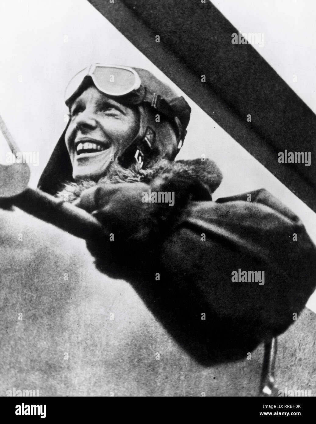Maria Amelia Earhart (Geboren am 24. Juli 1897 in Atchison, Kansas; verschollen seit 2. Juli 1937 im Pazifischen Ozean), amerikanische Flugpionierin und Frauenrechtlerin. / Maria Amelia Earhart (Geb. 24. Juli 1897; vom 2. Juli 1937 fehlen) war ein bekannter amerikanischer Pionier der Luftfahrt und die Rechte der Frauen einsetzen. Foto: Amelia Earhart in Ihr Flugzeug. ENA/70/81/Überschrift: Maria Amelia Earhart Stockfoto