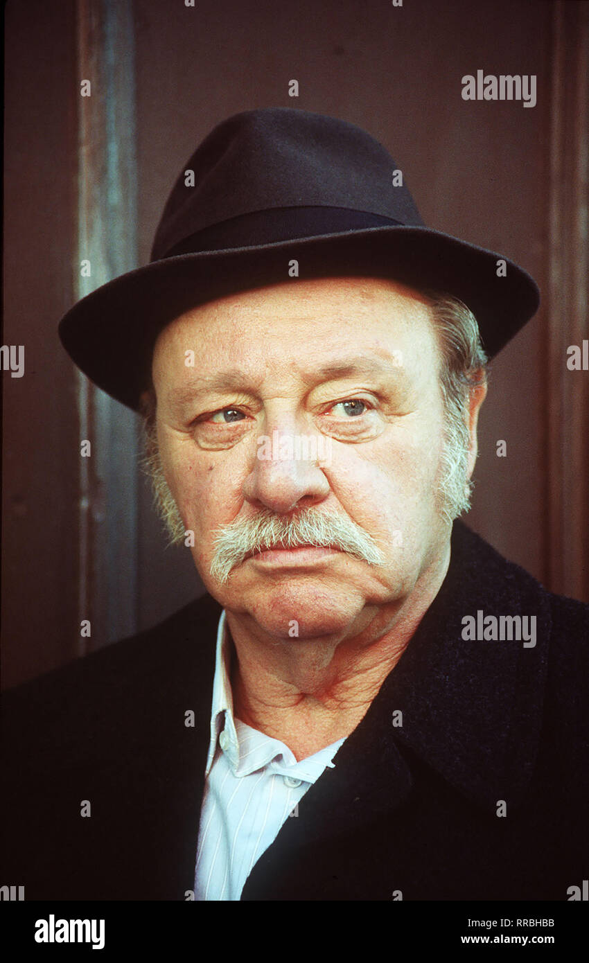 Bein ist Eisenbahnkoch und Junggeselle. Am Tag seiner Pensionierung schwÜrt er sich, nie wieder zu kochen. Er wird nichts anderes tun, als-Lebensabend genießen, und zwar allein und ungestört. Doch es kommt anders. Das Haus, in dem er schon seit Jahrzehnten wohnt, wird renoviert. Bild: GUSTL BAYRHAMMER (Ernst Bein) Regie: Gabriela Zerhau aka. Erlebnisse eines Mieters/Überschrift: STEIN UND BEIN/Deutschland 1991 Stockfoto