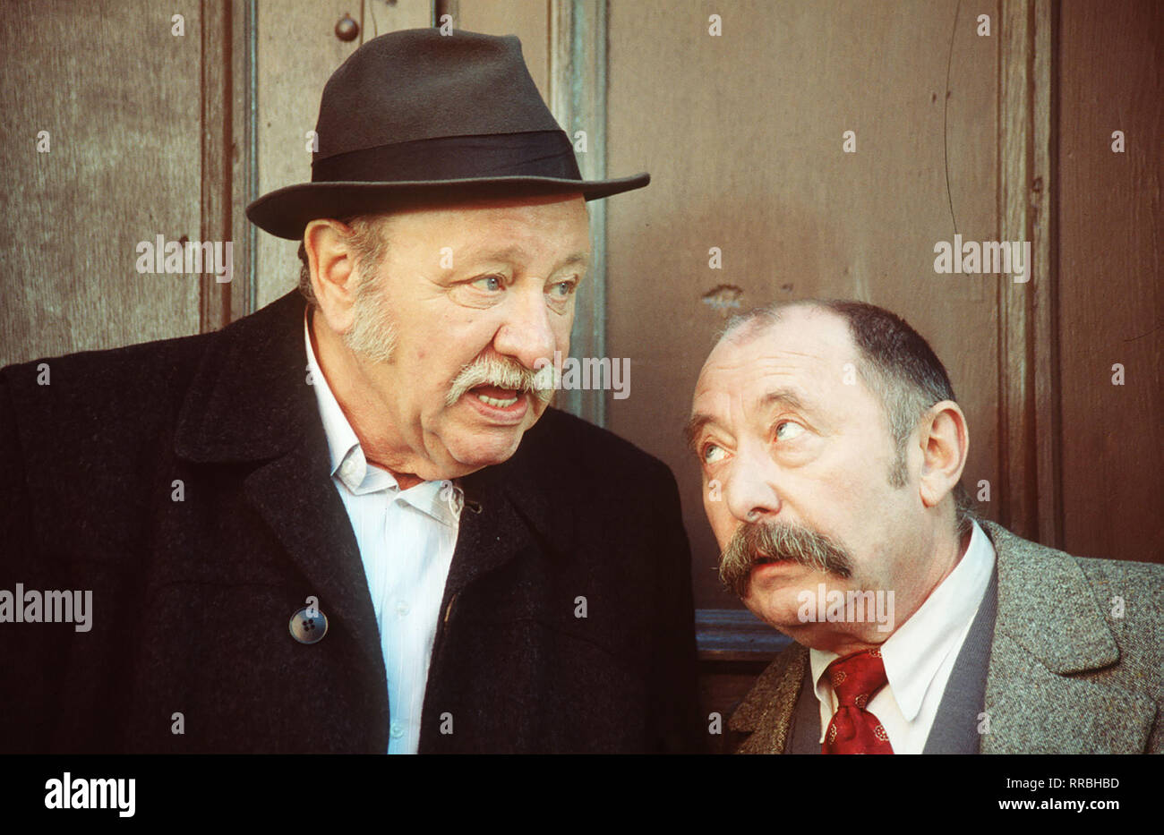 Bein ist Eisenbahnkoch und Junggeselle. Am Tag seiner Pensionierung schwÜrt er sich, nie wieder zu kochen. Er wird nichts anderes tun, als-Lebensabend genießen, und zwar allein und ungestört. Doch es kommt anders. Das Haus, in dem er schon seit Jahrzehnten wohnt, wird renoviert. Bild: GUSTL BAYRHAMMER (Ernst Bein), Heinz Schubert (Erwin Stein) Regie: Gabriela Zerhau aka. Erlebnisse eines Mieters/Überschrift: STEIN UND BEIN/Deutschland 1991 Stockfoto