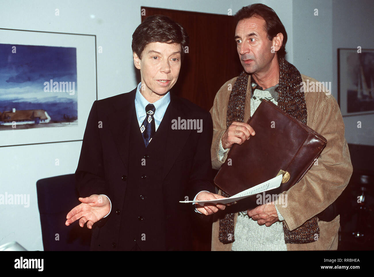 Charlotte Meyer (Evelyn Hamann) schlüpt in die Rolle eines Mannes, um so deb Beweis anzutreten, dass acuh eine Frau die Leitung einer Bank übernehmen kann. Szene mit Gottfried Stein (DIETRICH SIEGL). Regie: claus-michael RÜhne aka. Ein besonderes für Evelyn Hamann/Überschrift: Wut im Bauch/BRD 1998 Stockfoto