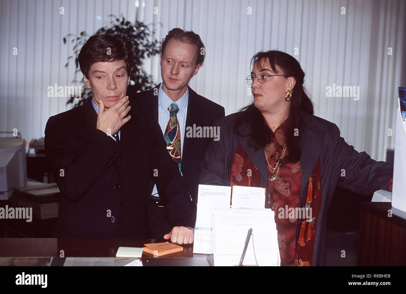 Charlotte Meyer (Evelyn Hamann) schlüpt in die Rolle eines Mannes, um so deb Beweis anzutreten, dass acuh eine Frau die Leitung einer Bank übernehmen kann. Szene mit Herrn Blank (HOLGER HANDTKE) und einer Kassiererin (MARION BRECKWOLDT). Regie: claus-michael RÜhne aka. Ein besonderes für Evelyn Hamann/Überschrift: Wut im Bauch/BRD 1998 Stockfoto