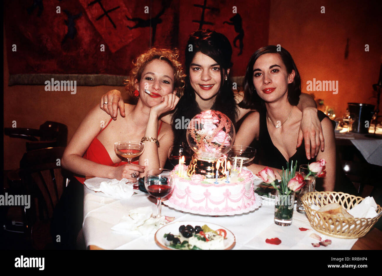 Foto: Eva (SHARON BRAUNER, l), Helena (Jasmin Tabatabai, M.) und Maria (VIKY VOLIOTI). Regie: Angeliki Antoniou/Überschrift: VERSPIELTE NÄCHTE/BRD 1998 Stockfoto
