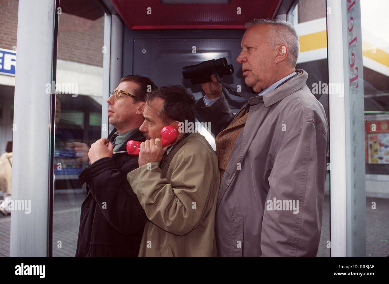 Szene mit Dieter Pohl (DIETER BRANDECKER), Gernot Schubert (TILO PRÜCKNER) und Ewald Strobel (HEINZ BAUMANN). Regie: Claus-Michael Rohne aka. Sondereinsatz/Überschrift: Adelheid und ihre Mörder/BRD 1998 Stockfoto