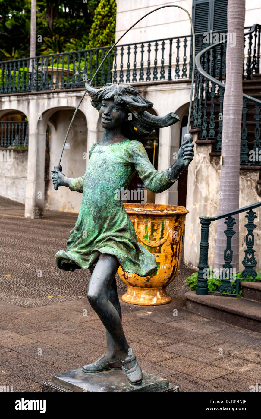 Überspringen Mädchen Skulptur von James Butler, Monte Palace Tropical Gardens, Funchal, Madeira, Portugal. Stockfoto
