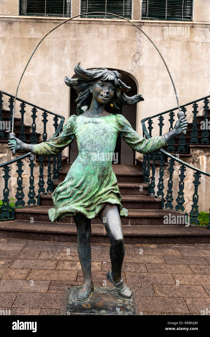 Überspringen Mädchen Skulptur von James Butler, Monte Palace Tropical Gardens, Funchal, Madeira, Portugal. Stockfoto