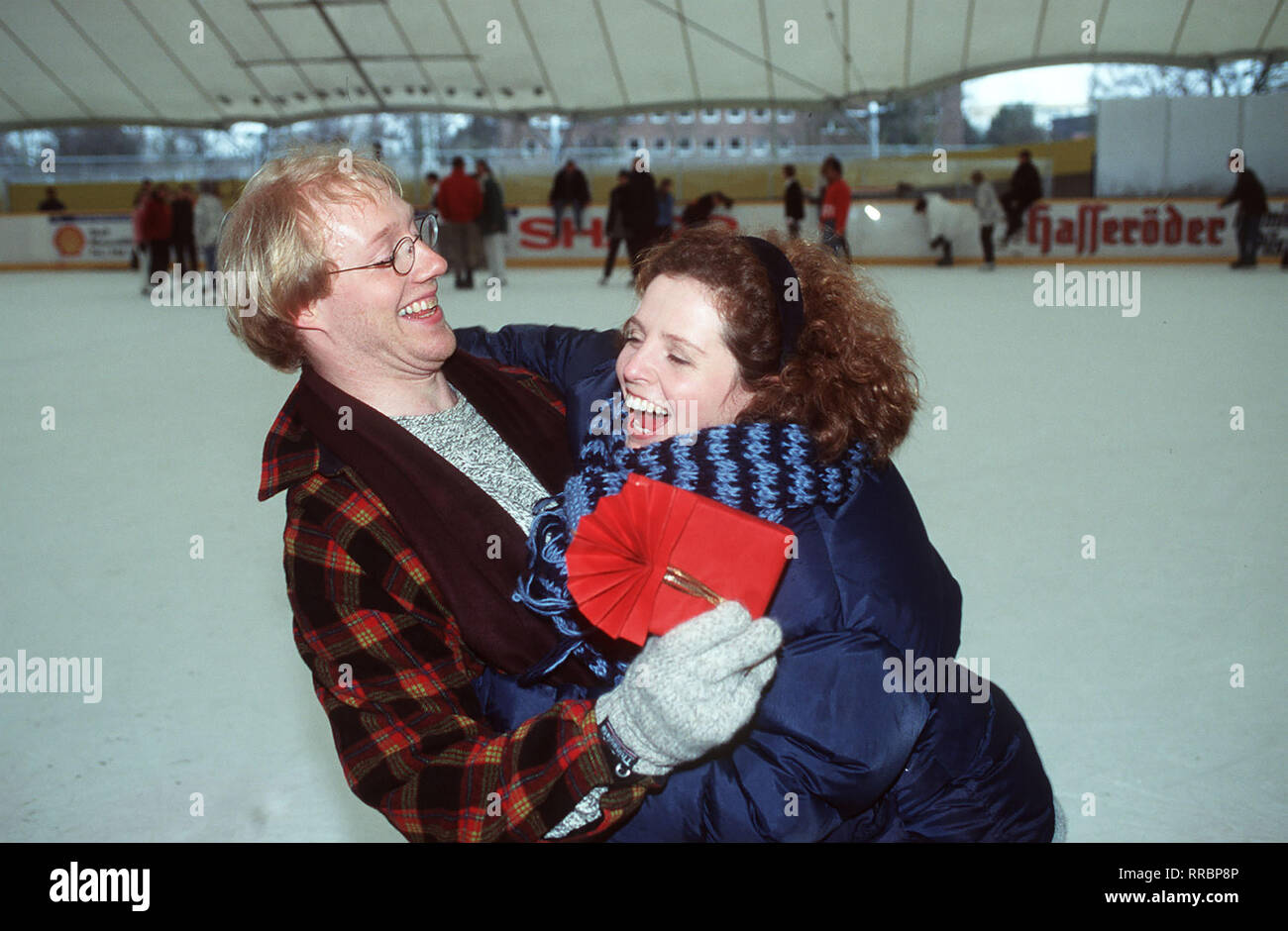 Szene mit Fridolin (SIMON SCHWARZ) und Britta (HEIKE FALKENBERG) auf der Eisbahn. Regie: Martin Gies/Käthe Kratz aka. 2. Das liebe Geld/Überschrift: DREI MIT HERZ/BRD 1997 Stockfoto