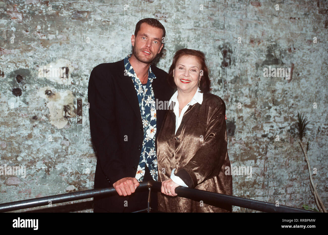 Dr. Achim Kreutzer (JOACHIM KRETZER) und Charlotte Gaus (URSULA LARUSSEIT). Regie: Bernhard Stephan aka. 12. Rivalen/Überschrift: IN ALLER FREUNDSCHAFT/BRD 1998 Stockfoto