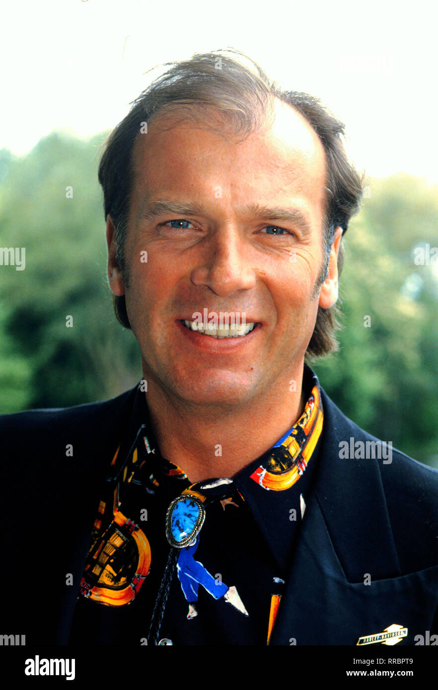 Es geht wieder drunter und drüber in den neuen Folgen der Tierarztpraxis Dr. Engels (WOLFGANG FIERECK) aka. Neue Folgen: Katzen beißen, Sterben/Überschrift: Tierarzt Dr. Engel Stockfoto