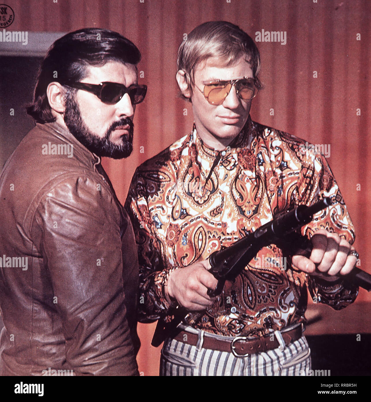 Als der Gangster Dandy (Mario Adorf, l.) aus den USA zurückkehrt, e für den pensionierten Oberlandesgerichtsrat Zaenker fest: Er wird Dandy endlich einbuchten. Mit-Freunden, jeder ein Spezialist, pfuscht Zaenker dem Gangster ins Handwerk - biz Dandy nervös wird und einen entscheidenden Fehler macht. Hier mit NORBERT GRUPE). Regie: Wolfgang Staudte/Überschrift: DIE HERREN MIT DER WEISSEN BENACHRICHTIGEN/BRD 1969 Stockfoto Als der Gangster Dandy (Mario Adorf, l.) aus den USA zurückkehrt, e für den pensionierten Oberlandesgerichtsrat Zaenker fest: Er wird Dandy endlich einbuchten. Mit-Freunden, jeder ein Spezialist, pfuscht Zaenker dem Gangster ins Handwerk - biz Dandy nervös wird und einen entscheidenden Fehler macht. Hier mit NORBERT GRUPE). Regie: Wolfgang Staudte/Überschrift: DIE HERREN MIT DER WEISSEN BENACHRICHTIGEN/BRD 1969 Stockfoto