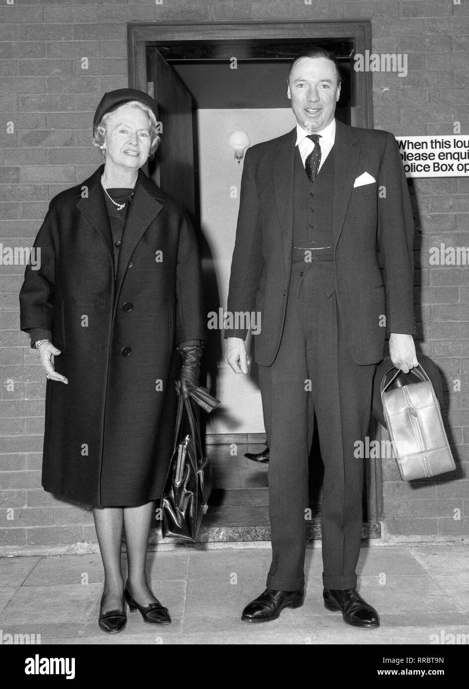 John Ambler, Ehemann von Prinzessin Margaretha von Schweden, neben der Mutter seiner Frau, Prinzessin Sibylla, am Londoner Flughafen, nachdem sie aus Stockholm flog ihre Enkelin, die in der vergangenen Woche geboren wurde, zu sehen. Stockfoto