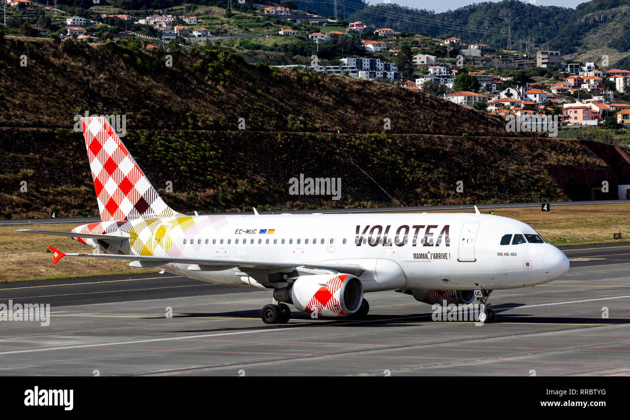 Volotea Airbus A319 an Cristiano Ronaldo () Flughafen Funchal, Madeira, Portugal. Stockfoto