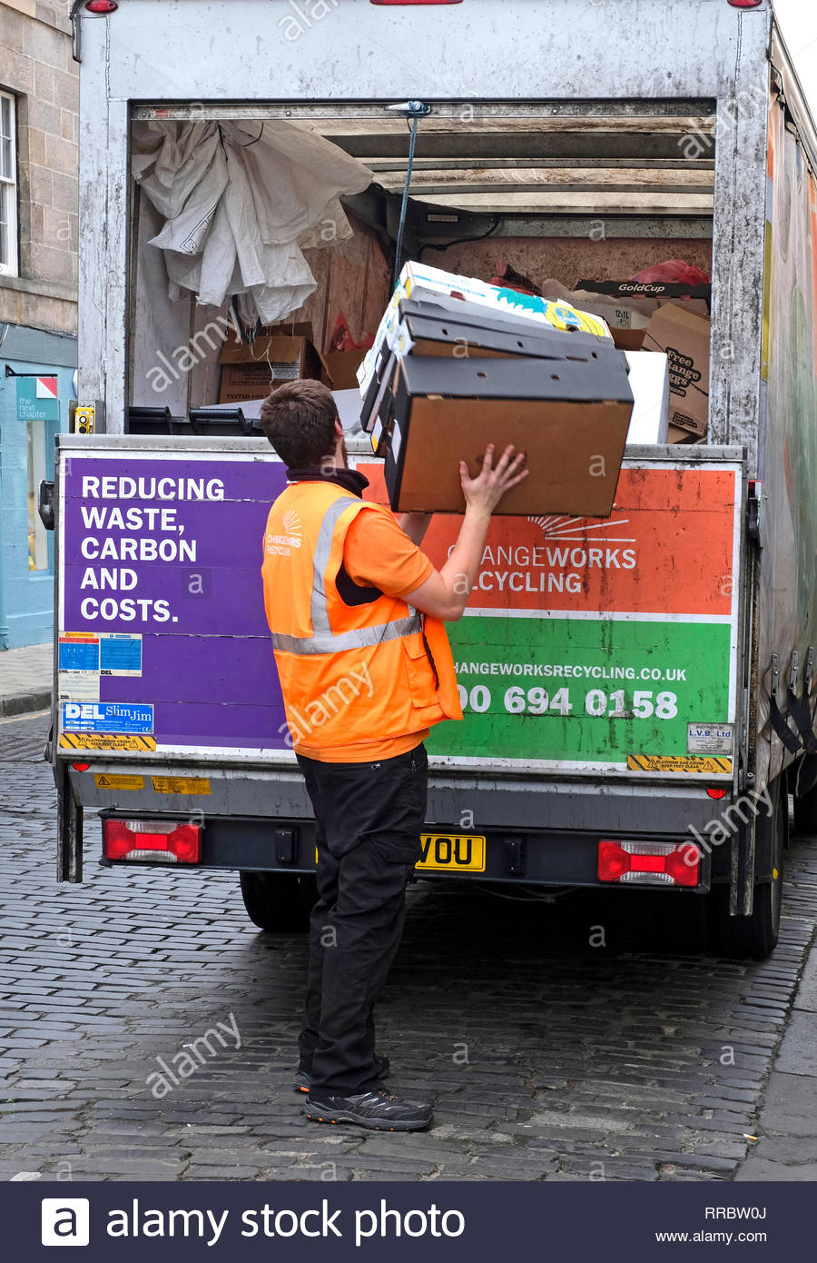 Kartonagen gesammelt und auf einen Lkw für Recycling geladen Stockfoto