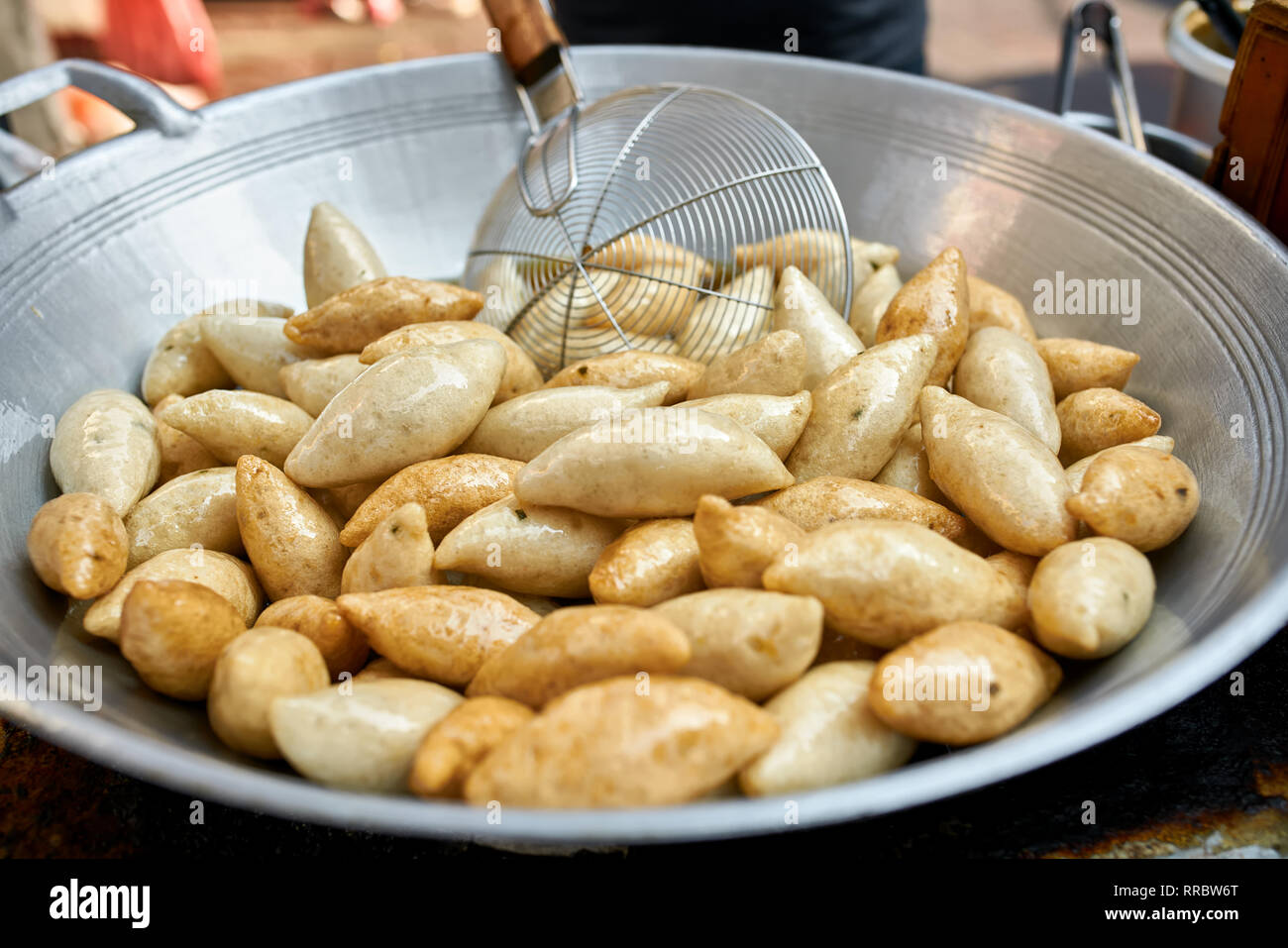 Breite, flache Schüssel mit traditionellen asiatischen Street Food auf dem Markt in Bangkok, Thailand. Es ist ein Kabel Skimmer. Closeup horizontale Foto. Stockfoto