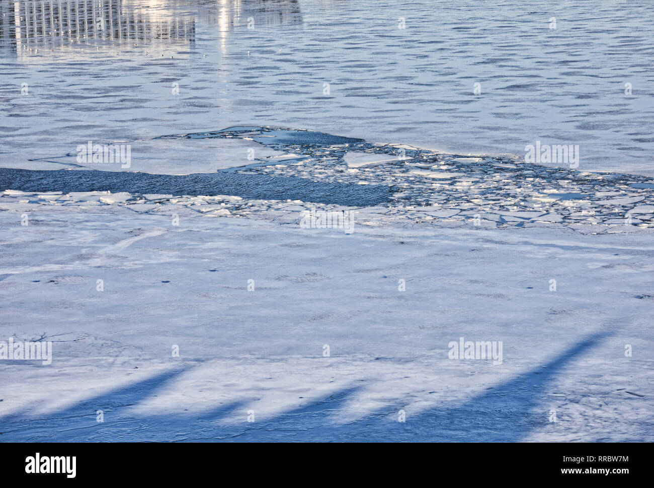 Reflexion und Schatten auf gefrorenen Riddarfjärd, Stockholm, Schweden, Skandinavien Stockfoto