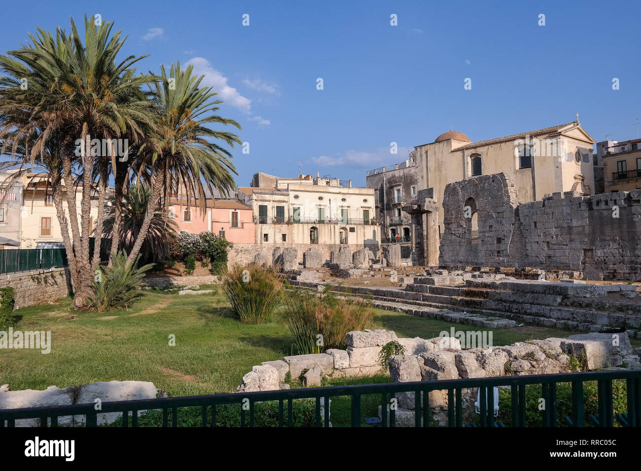Tempel des Apollo oder apollonion Ruinen ist eine der wichtigsten antiken griechischen Monumenten oder historische Orte auf der Insel Ortygia in Syrakus, Sizilien, Italien. Stockfoto Tempel des Apollo oder apollonion Ruinen ist eine der wichtigsten antiken griechischen Monumenten oder historische Orte auf der Insel Ortygia in Syrakus, Sizilien, Italien. Stockfoto