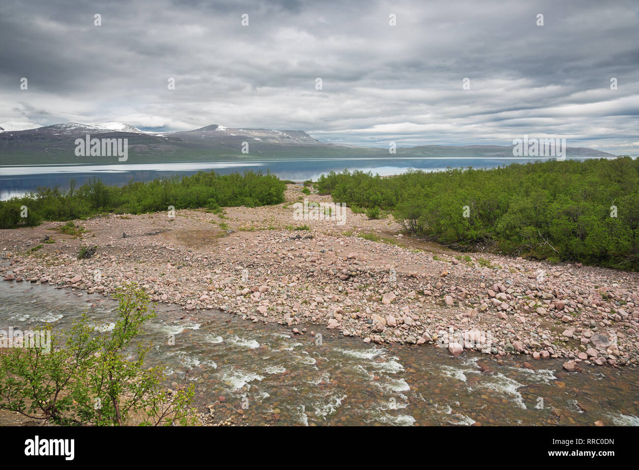 Die Pessijoki Fluss im See Tornetrask in der Nähe von Abisko Nationalpark Stockfoto