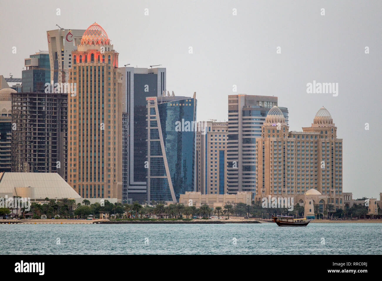 DOHA, Katar - Januar 30, 2017: Blick über die Bucht von Doha. Die Konzentration von Hotel Towers in Dafna Stockfoto