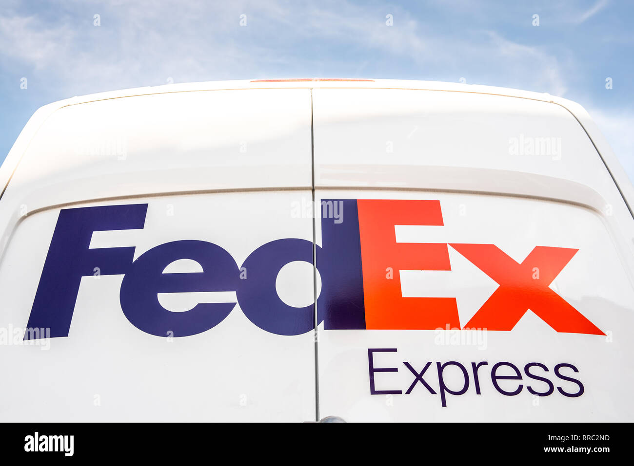 Valencia, Spanien - Februar 9, 2019: Logo der FedEx Paket Transportunternehmen in einem ihrer Transporter. Stockfoto