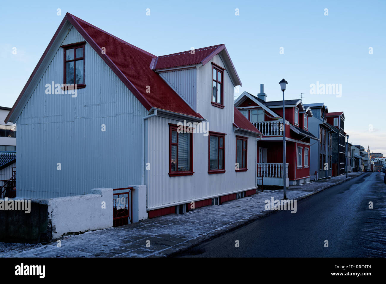 Typische und schöne Reihe von Häusern mit roten Dach und dem klaren, blauen Himmel in Reykjavik im Winter Stockfoto