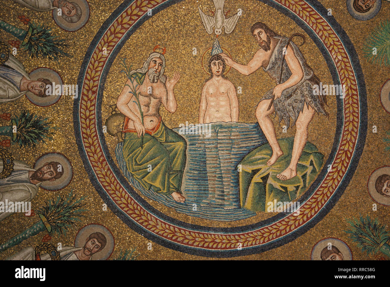 Italien. Ravenna. Arian Baptisterium. Von Theoderich der Große 5.-6. Jh. errichtet. Die Taufe von Jesus. Mosaik. Die frühen Christen. Stockfoto