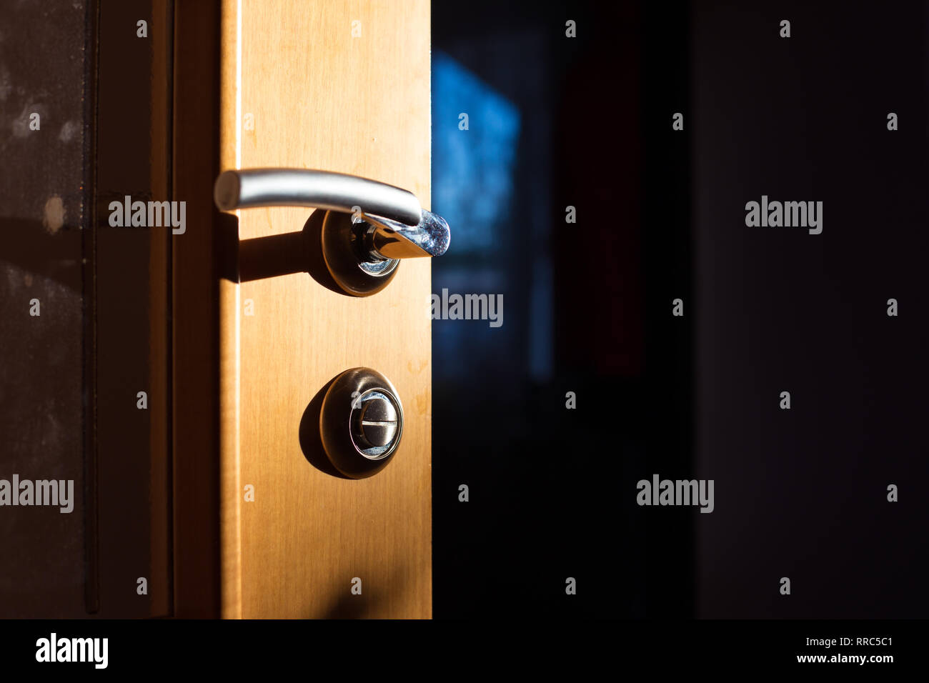 Ajar Interieur aus Holz Tür im Morgenlicht Stockfoto