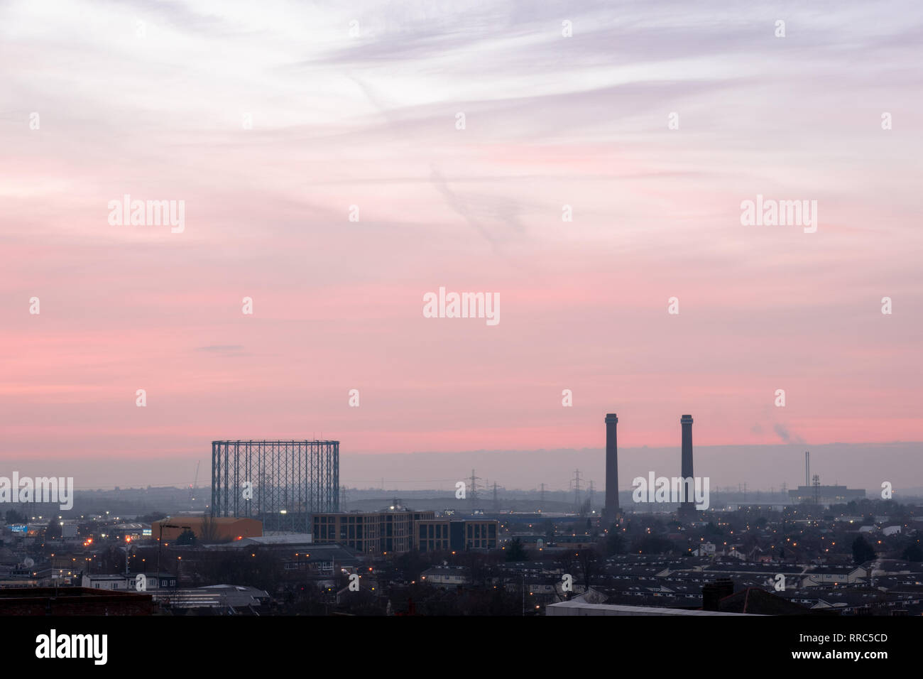 Croydon Skyline mit Gas Storage tank und Ikea Towers Stockfoto
