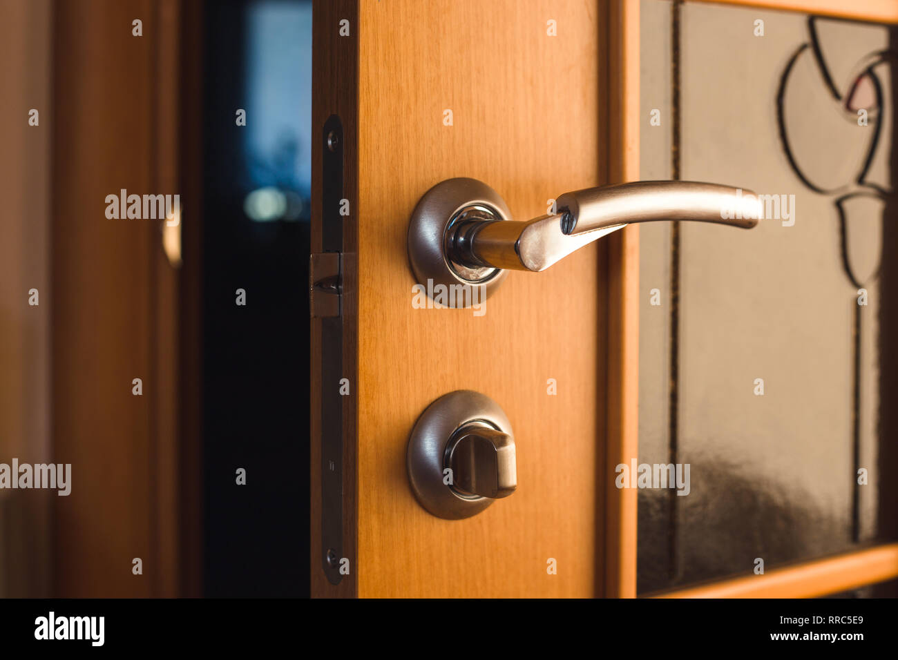 Ajar Interieur aus Holz Tür im Morgenlicht Stockfoto