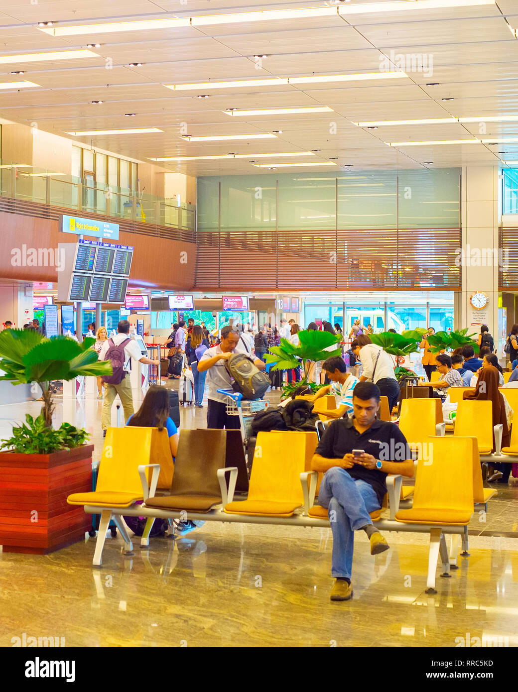Singapur - 13. Januar 2017: Moderne Interieur des internationalen Flughafen Changi in Singapur. Changi Airport dient mehr als 100 Fluggesellschaften 6.100 Stockfoto