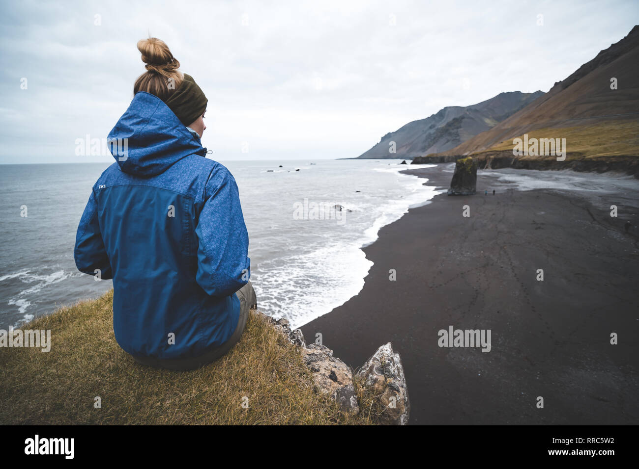 Junge Frau im Majestic isländische Landschaft suchen Stockfoto