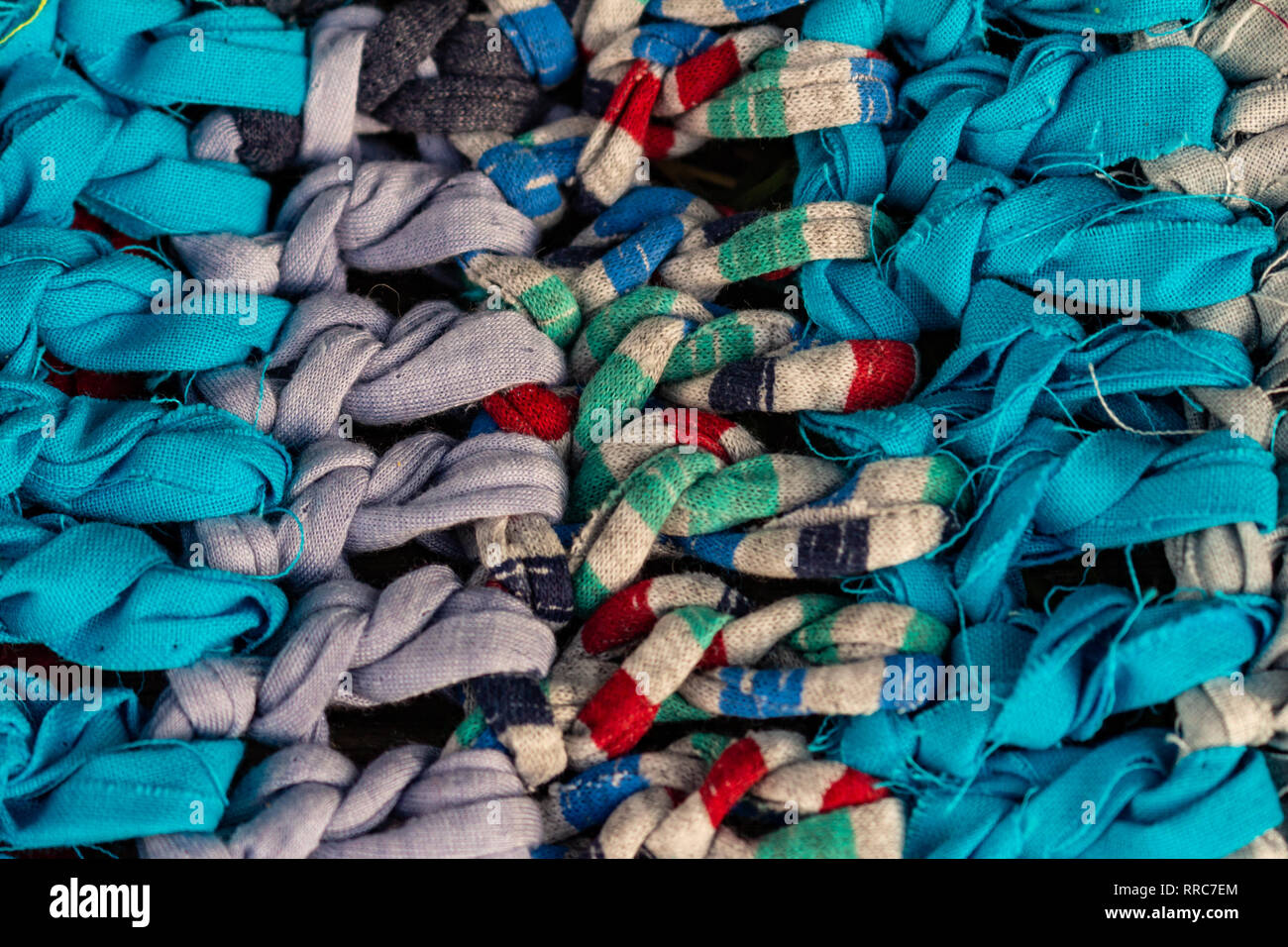 Rustikale bunten Stoff von Handwerkern mit Stücken aus recycelten Materialien hergestellt wurden. Handgefertigte Teppiche handgefertigt. Stockfoto