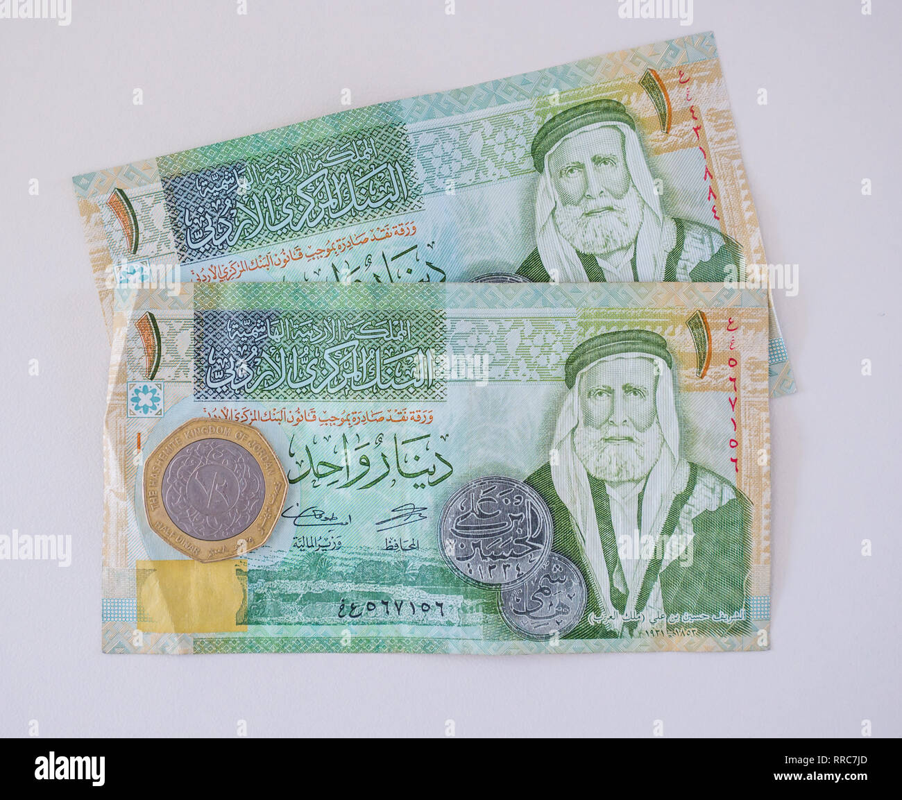 Ausländisches Geld Banknoten; Jordanien 1 Dinar Noten mit Sharif Hussein Bin Ali, halben Dinar sechseckige Münze Stockfoto