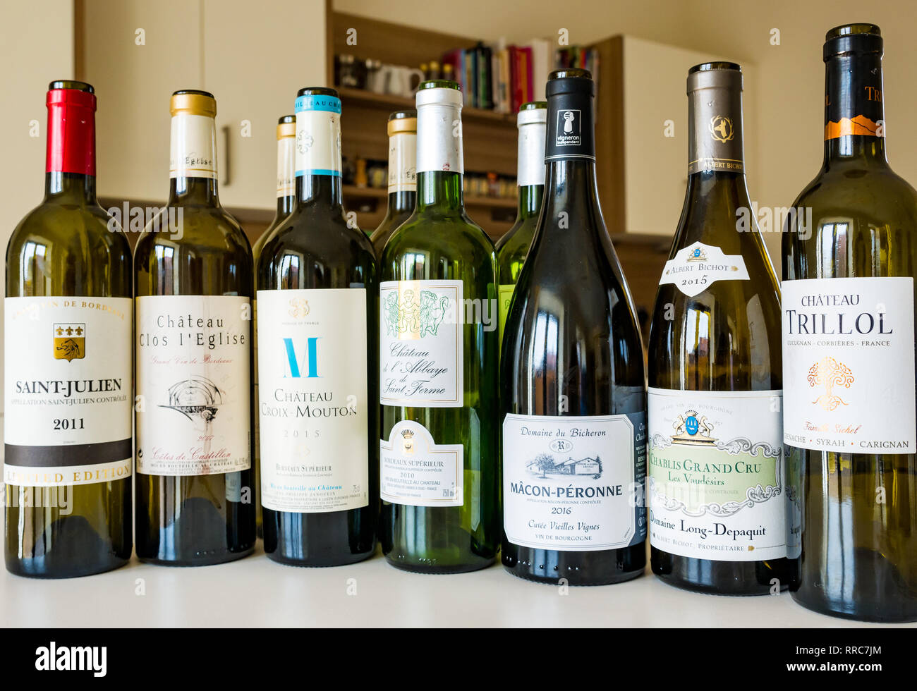 Leere französischer Wein Flaschen Saint Julien, Chateau Clos l'Egise, Croix-Mouton, de l'Abbaye de Saint Ferme, Macon-Peronne, Chablis Grand Cru Trillol Stockfoto