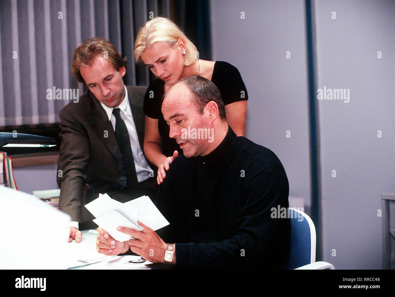 Josef Bertholt (Heiner Lauterbach, M.) und seine Kollegen Arno Jürging (Ulrich Noethen) und Iris Schmied (PETRA KLEINERT) überprüfen Daten pro PC. Über die berufliche Beziehung hinaus besteht zwischen Iris Schmied und Josef Bertholt auch eine etwas privatere... Regie: Dominik Graf/Überschrift: DER SKORPION/BRD 1996 Stockfoto