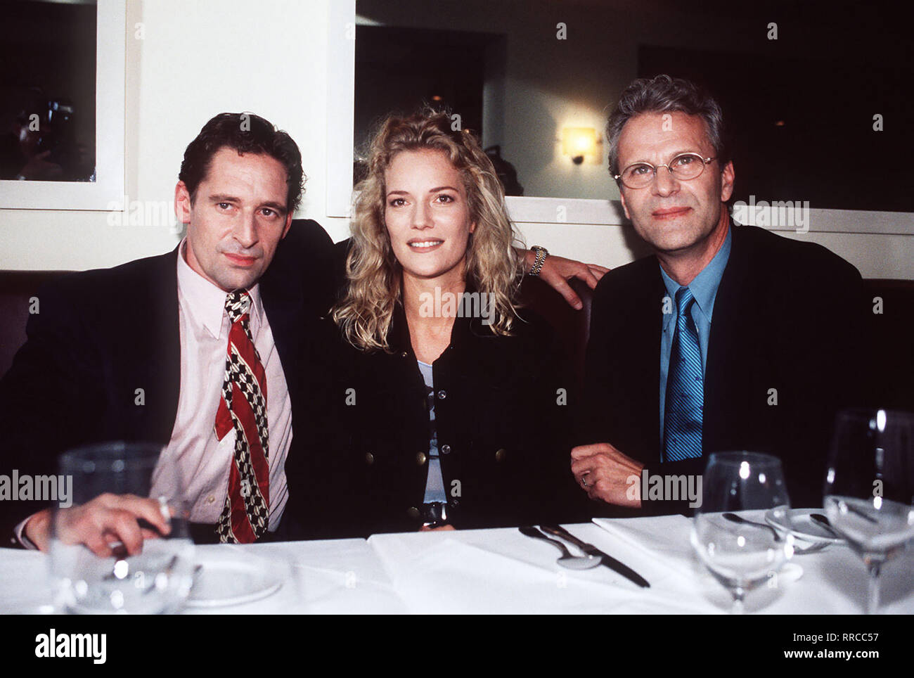 Szene mit Linda Lano (Jennifer Nitsch) und Mike Badon (MAX TIDORF) und Peter (Peter Sattmann). Regie: Uwe Wilhelm/Überschrift: MÄNNER SIND WIE SCHOKOLADE/BRD 1998 Stockfoto
