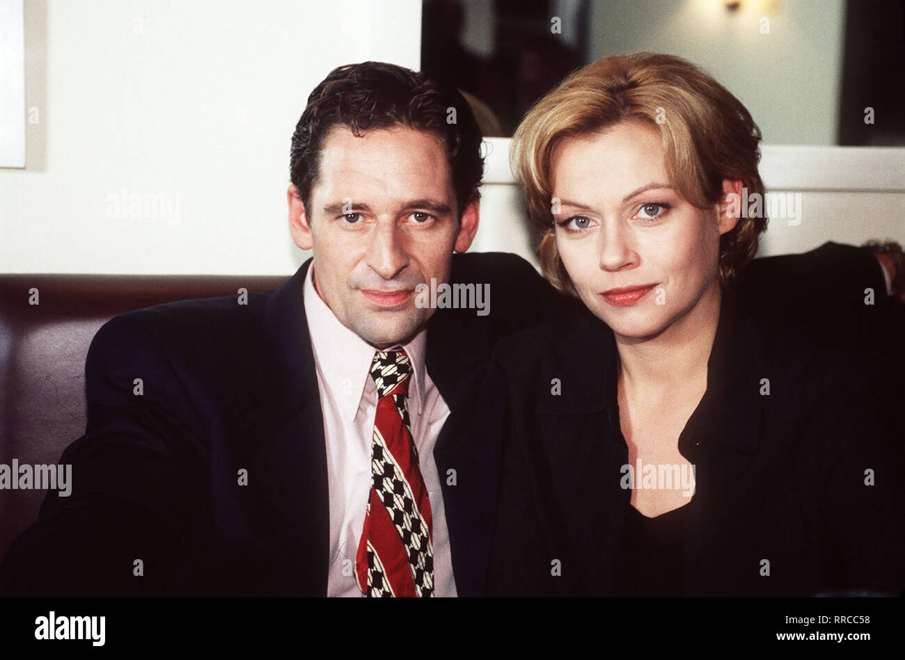 Szene mit Linda Lano (Jennifer Nitsch) und Mike Badon (MAX TIDORF). Regie: Uwe Wilhelm/Überschrift: MÄNNER SIND WIE SCHOKOLADE/BRD 1998 Stockfoto