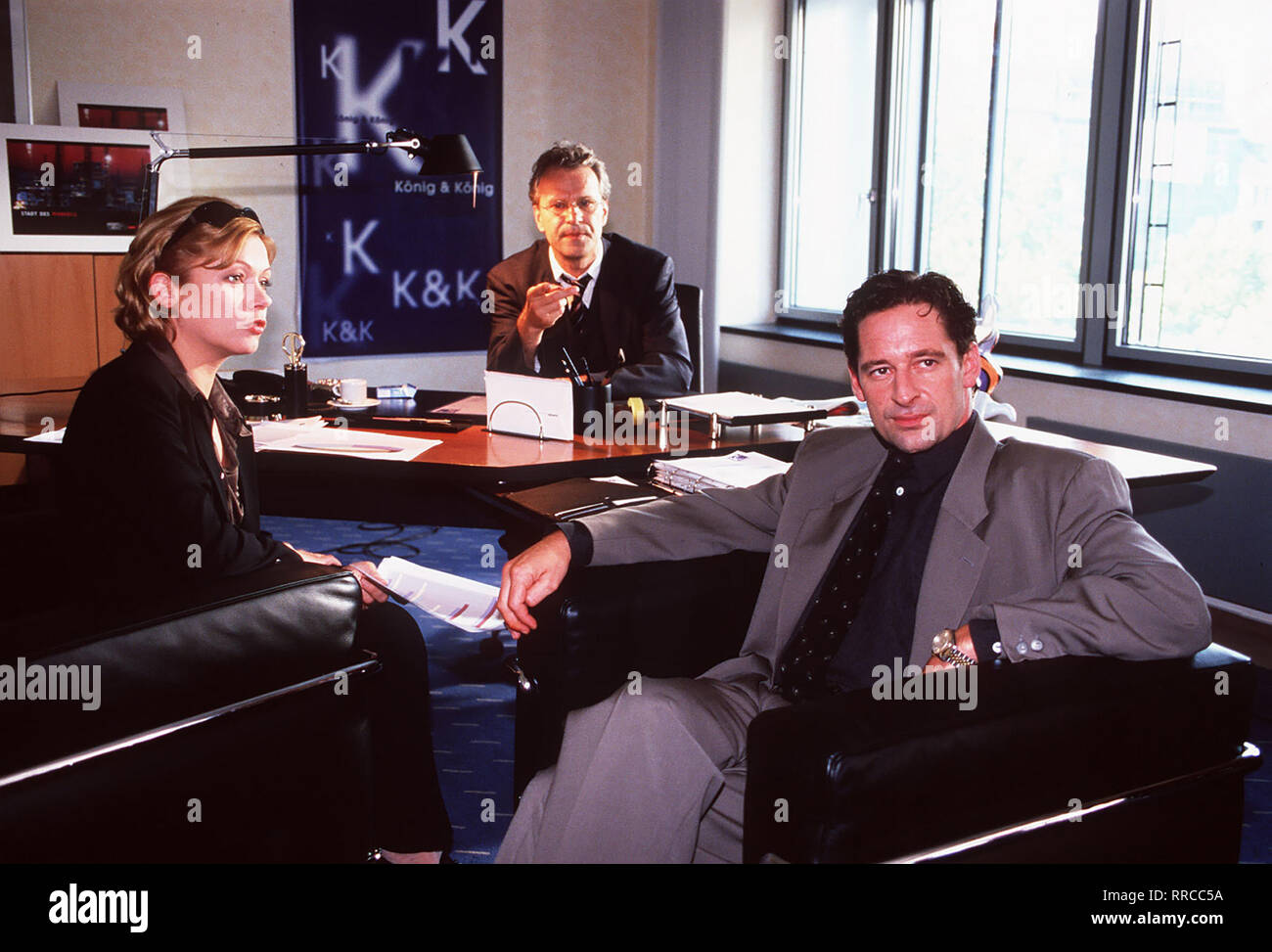 Szene mit Linda Lano (Jennifer Nitsch) und Mike Badon (MAX TIDORF, r) und Peter (Peter Sattmann). Regie: Uwe Wilhelm/Überschrift: MÄNNER SIND WIE SCHOKOLADE/BRD 1998 Stockfoto