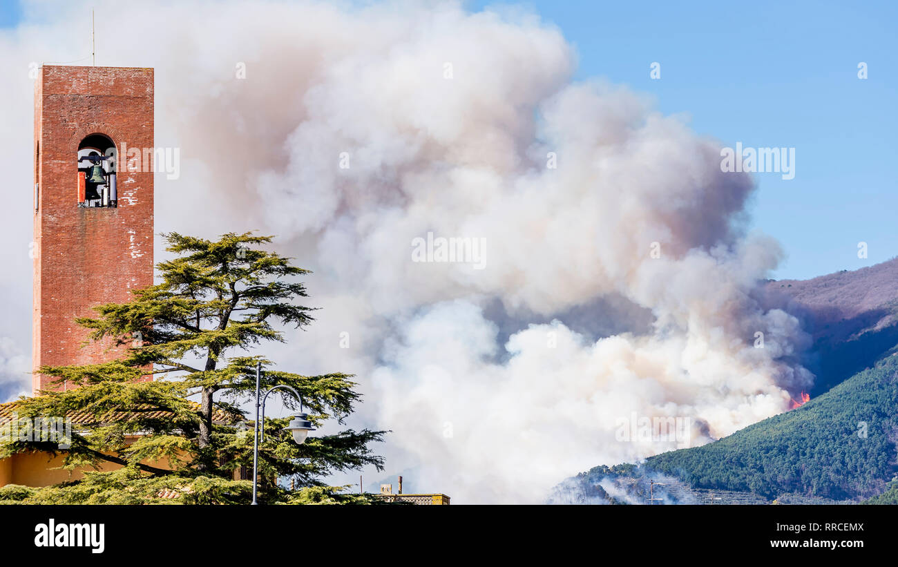 Ein großes Feuer auf Monte Pisano droht der Stadt Bientina, Toskana, Italien Stockfoto