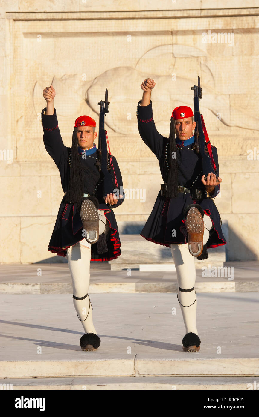 Griechenland, Attika, Athen, Evzones griechische Soldaten auf Parade vor dem Parlamentsgebäude. Stockfoto