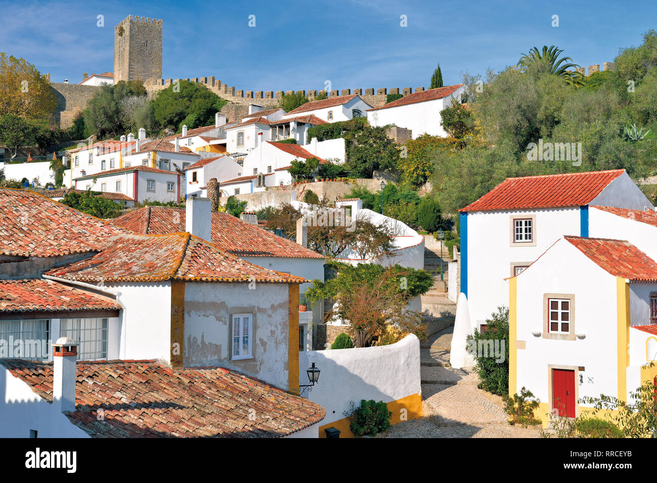 Bezaubernden mittelalterlichen Dorf mit weiß getünchten Häusern und Schloss auf Stockfoto