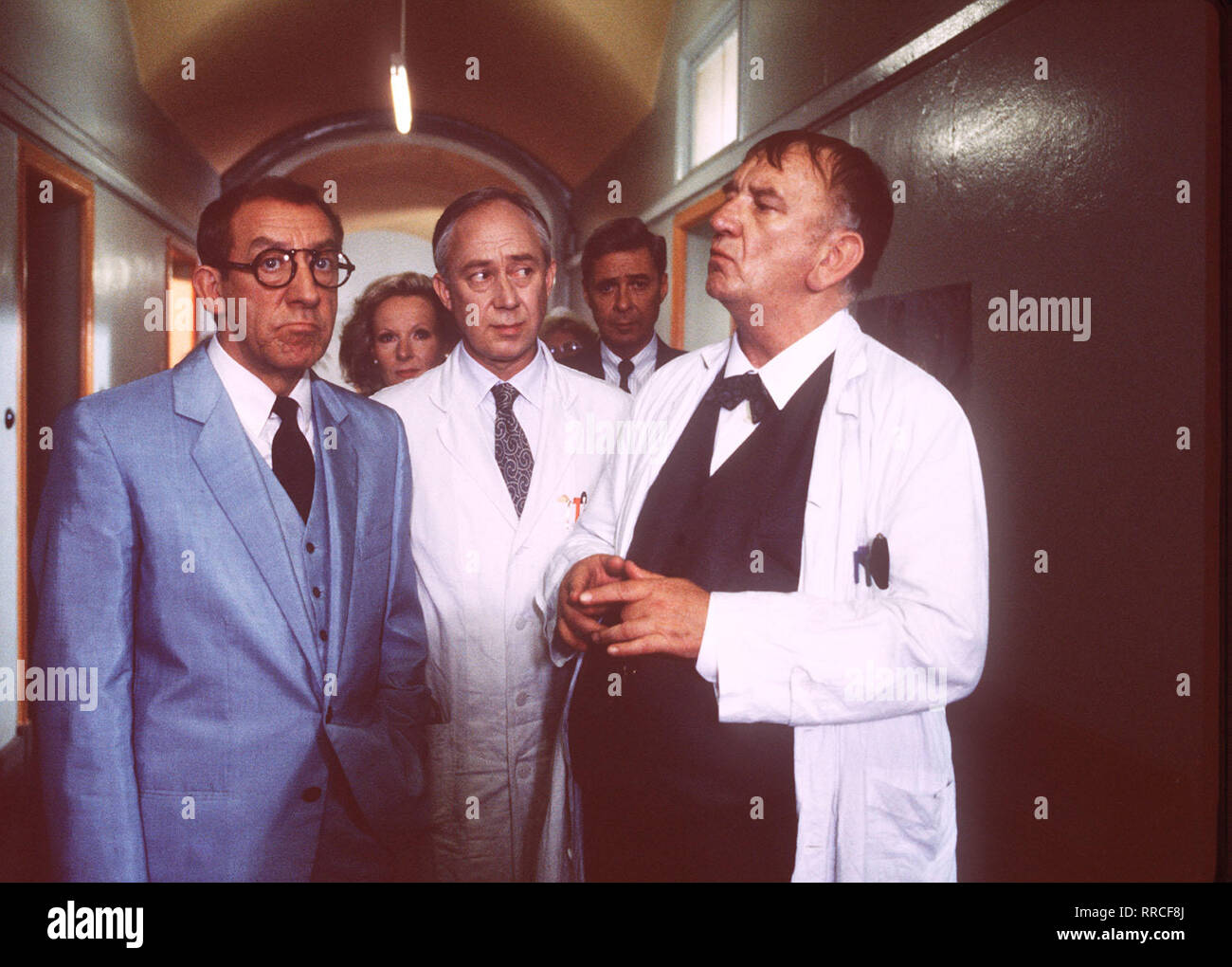 BEI MIR LIEGEN SIE RICHTIG/D 1990 - Ulrich Stark/KLAUS MIKOLEIT, Rosel Zech (Lilo Berger), EZARD HAUßMANN (Dr. Reinhard), Dieter Hallervorden (Willy Kritz/Dr. Tassilo Tetzlaff), ALEXANDER MAI (Dr. Sahner)/36974/, 23 DFAZDFBEI/Überschrift: BEI MIR LIEGEN SIE RICHTIG Stockfoto