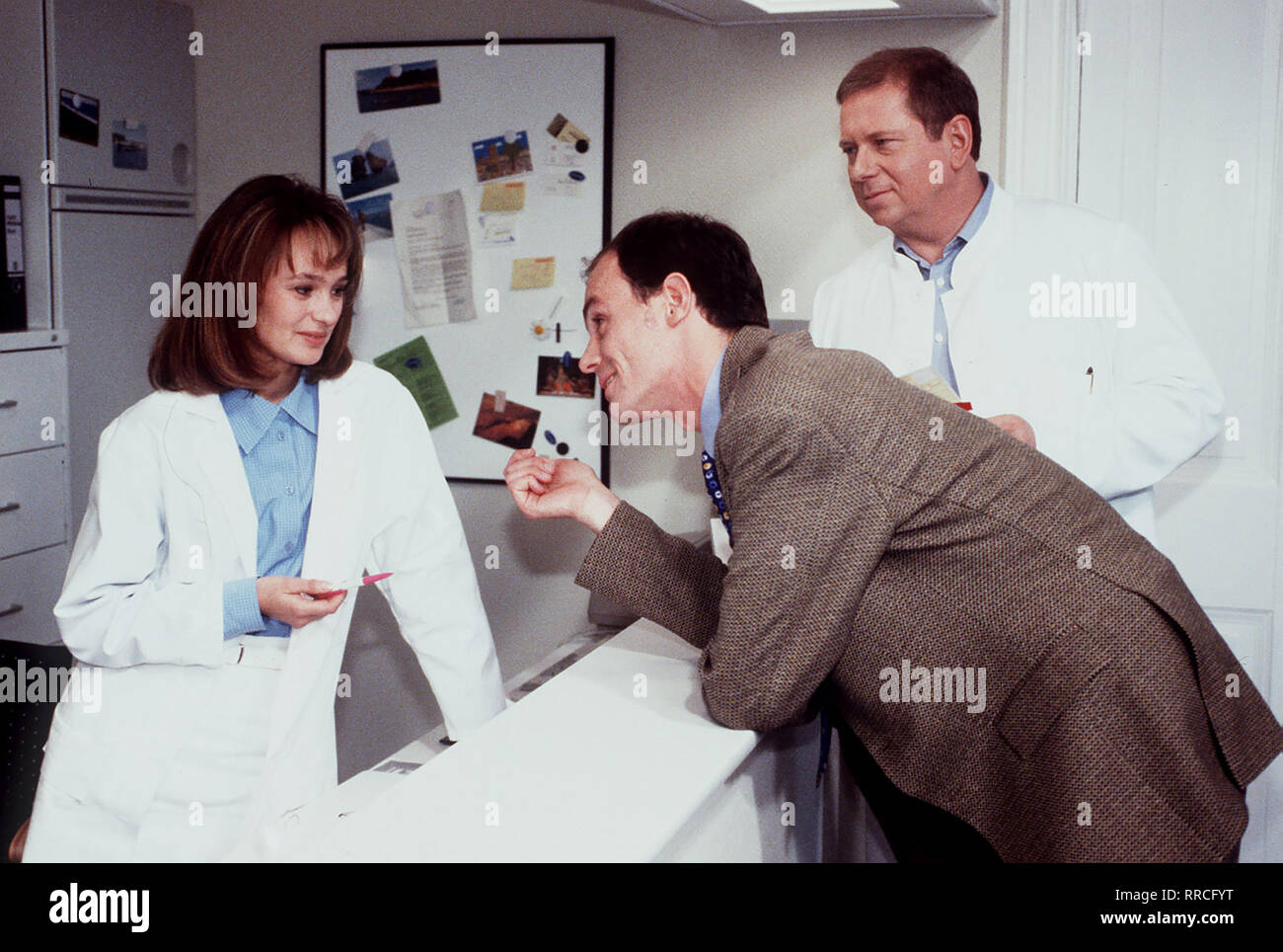 Thomas Bauer (Mona Tjingaete ZOLLNER), der wegen seiner Migräne sterben Praxis von Dr. Sommerfeld aufsucht, macht sich sofort wieder aus dem Staub, als er sein altes Opfer, Heidi Müller, dort antrifft. Vorher versucht er allerdings noch Arzthelferin Krause (SYBILLE HEYEN) zu becircen. Dr. Sommerfeld (Rainer Hunold) Dp angetan scheint nicht oft zu sein... Regie: Kai Borsche aka. Jung und Praxishandbuch 108/Überschrift: Dr. Sommerfeld - Neues vom Bülowbogen/BRD 1996/97 Stockfoto