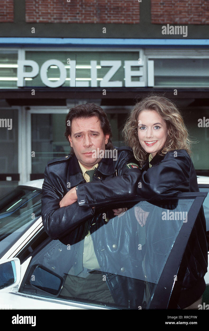 Johanna Schäfer lebt zurückgezogen im Haus ihrer verstorbenen Eltern, wo sie eines Abends merkwürdige Geräusche hört und daraufhin verängstigt die Notrufnummer 110 wählt. Als Dirk Matthies (JAN FEDDER) und Anna Bergmann (DOROTHEA SCHENK) eintreffen, wiegelt die schüchterne Frau ab und behauptet, alles sei in bester Ordnung. Am nächsten Tag Confirm sich Dirks und Annas vage Zweifel Sicherheitsbeauftragter: Frau Schäfer soll - wie, sterben Nummern-oper Beamten auch - im Prozeß gegen einen Bankräuber aussagen. Doch die Frau zieht ihre Aussage überraschend zurück und entlastet den/Angeklagten, dessen Komplize bislang nicht gef Stockfoto