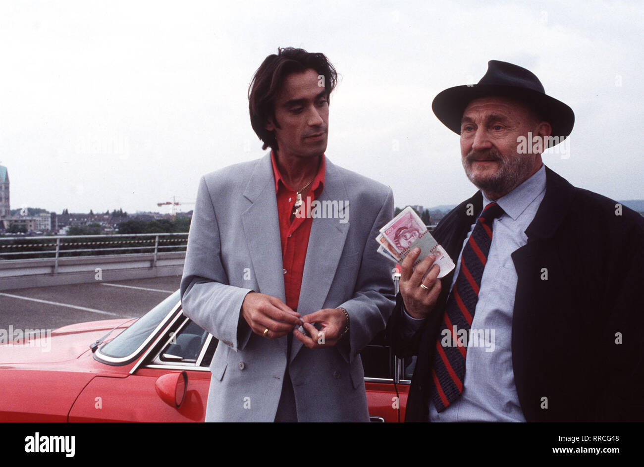 TATORT/Der-Spezialist/Karl Ammond (ROLF HOPPE), Hauptkommissar in der Abteilung für Wirtschaftskriminalität, ist eine Kapazität und Hochgeachtet. Seit 1996 war Sterben nicht wissen: Ammond ist korrupt, und hat auf eigene Rechnung schmutzige Werk Ag gemacht. Sein größter - und letzter Coup soll ein waffendeal sein. Aber es/is also Komplikationen: Moretta (CLAUIDO MANISCALCO) ist ihm auf die Schliche gekommen. Bei dem Versuch, Ammond zu erpressen, verliert er sein Leben... /39016/, 30 DFAARDTAT3/Überschrift: TATORT/D 1995 Stockfoto