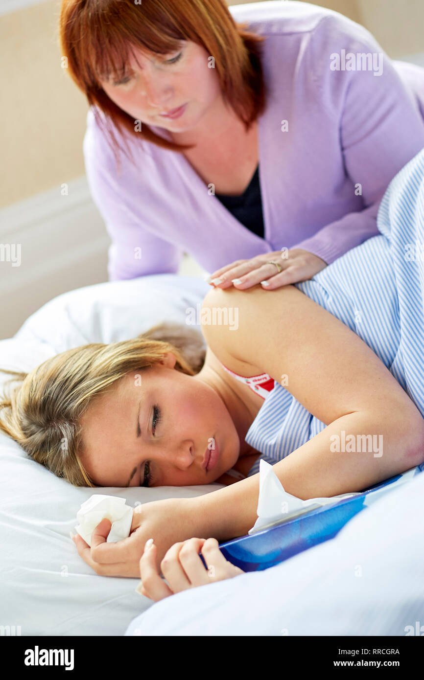 Junges Mädchen im Bett mit der Grippe festgelegt Stockfoto