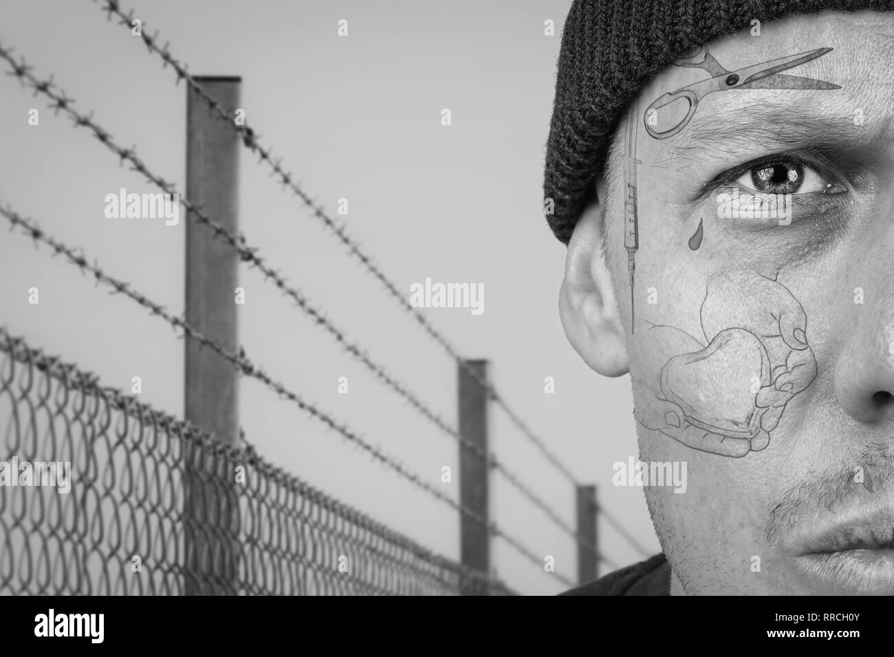 Portrait von Kerl mit teardrop und Gesicht tattoo. Kriminelle, überführen und Gefängnis tattoos Konzept. Bild Montage. Stockfoto
